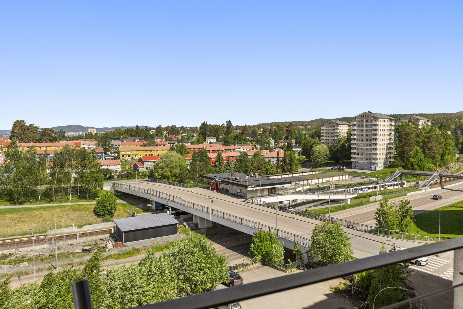 Fra leiligheten har man utsyn mot Bøler og de grønne omgivelsene. Galleribilde