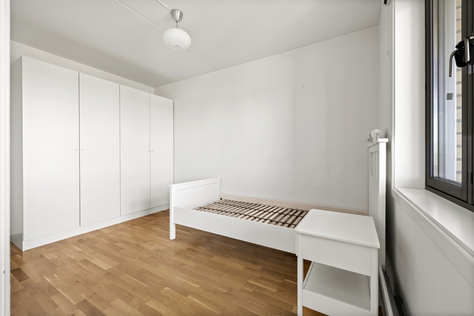 Soverommet har god plass til seng og en stor garderobeløsning for rikelig med oppbevaring. Galleribilde