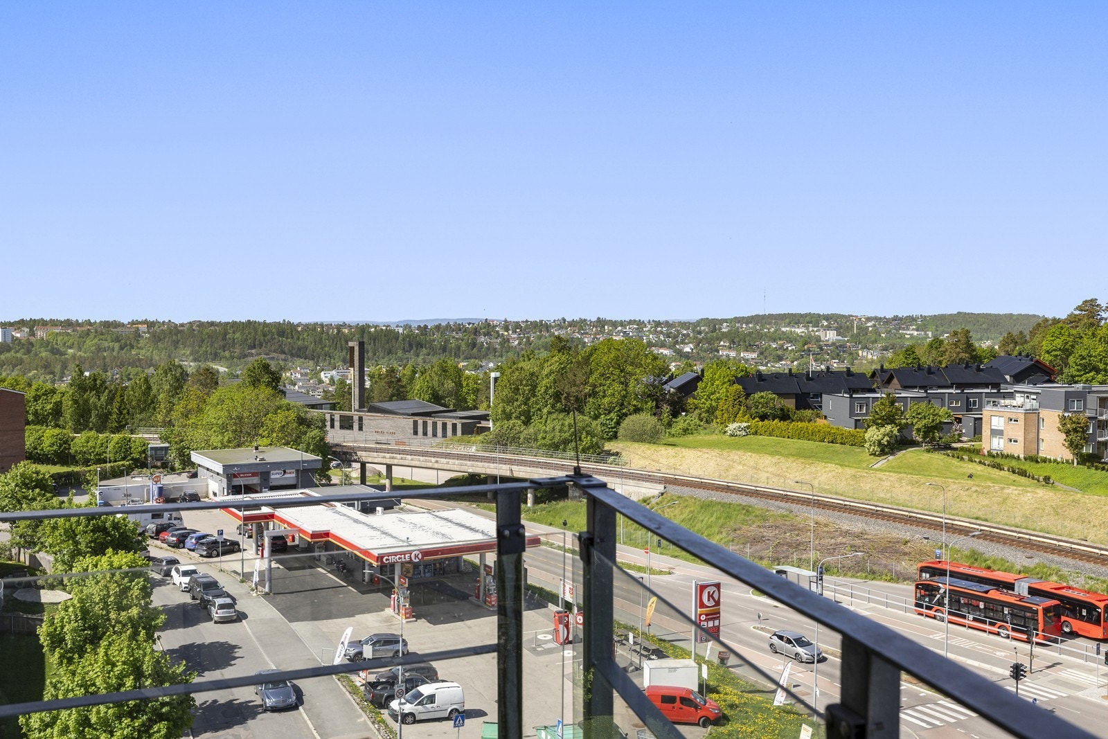 Beliggenheten gir nærhet til både servicetilbud og kollektivtransport. Galleribilde