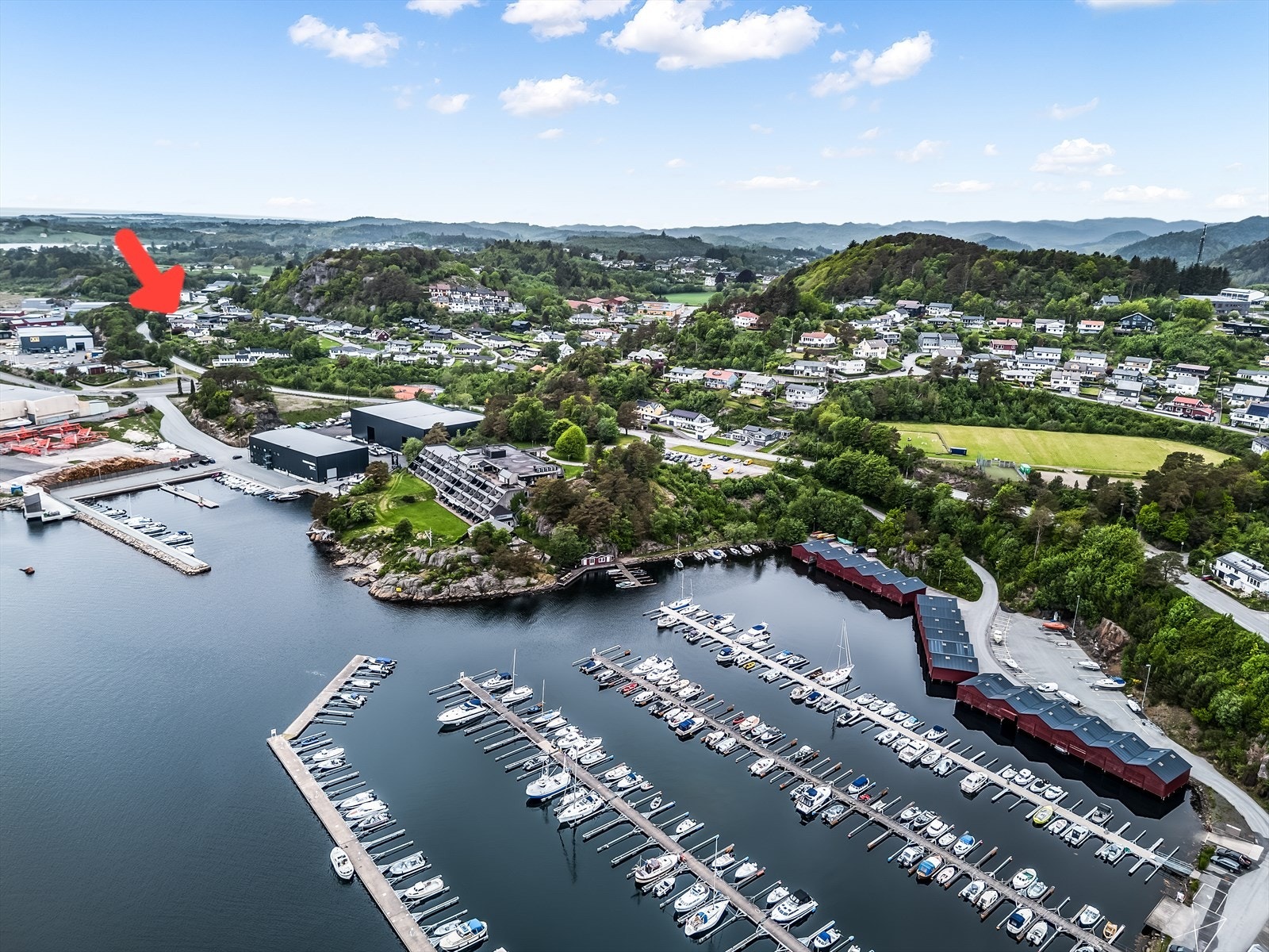 Kort vei fra boligen ned til småbåthavnen i Lauervik hvor det er mulig å leie båtplass. Galleribilde