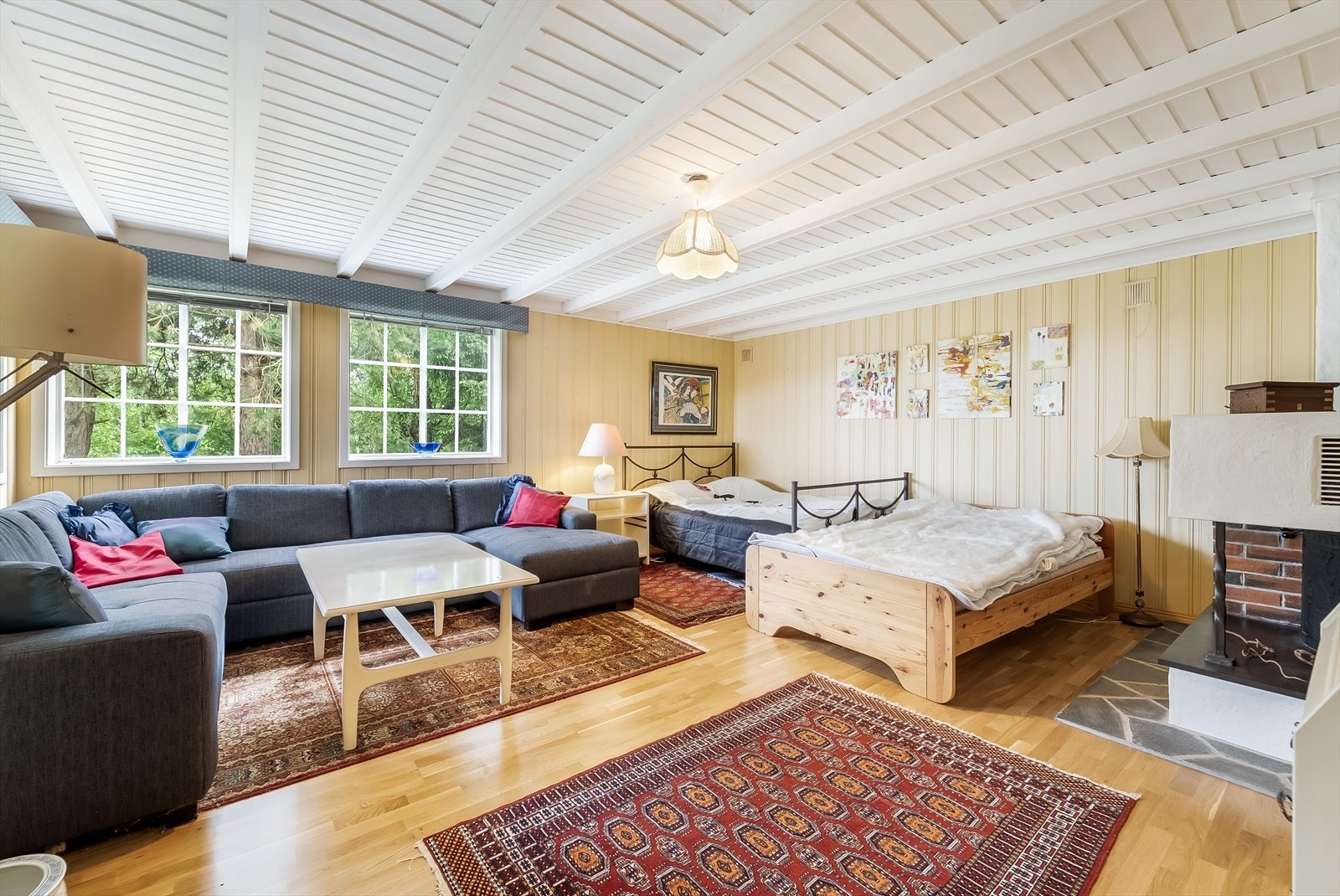 Romslig kjellerstue med godt lysinnslipp. Galleribilde