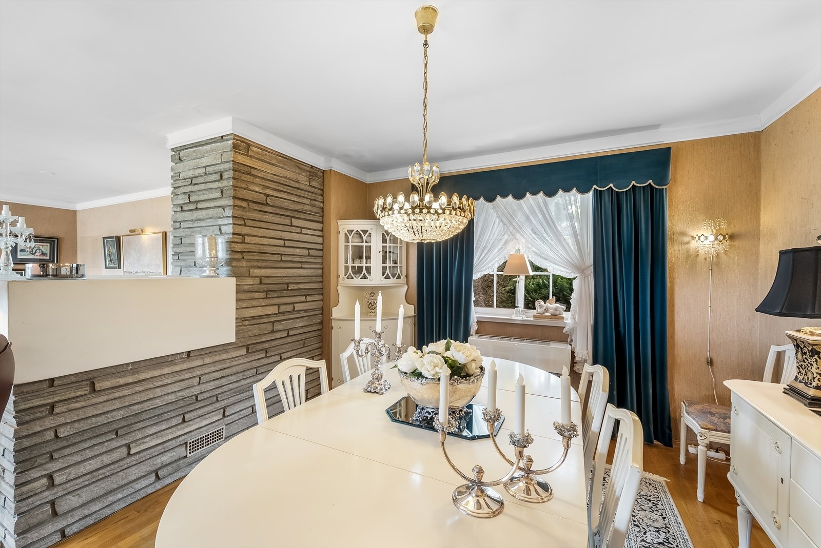 Plass til spisebord ved kjøkkenet, med mulighet for å anrette med langbord ved spesielle anledninger. Varmepumpe montert på vegg. Galleribilde