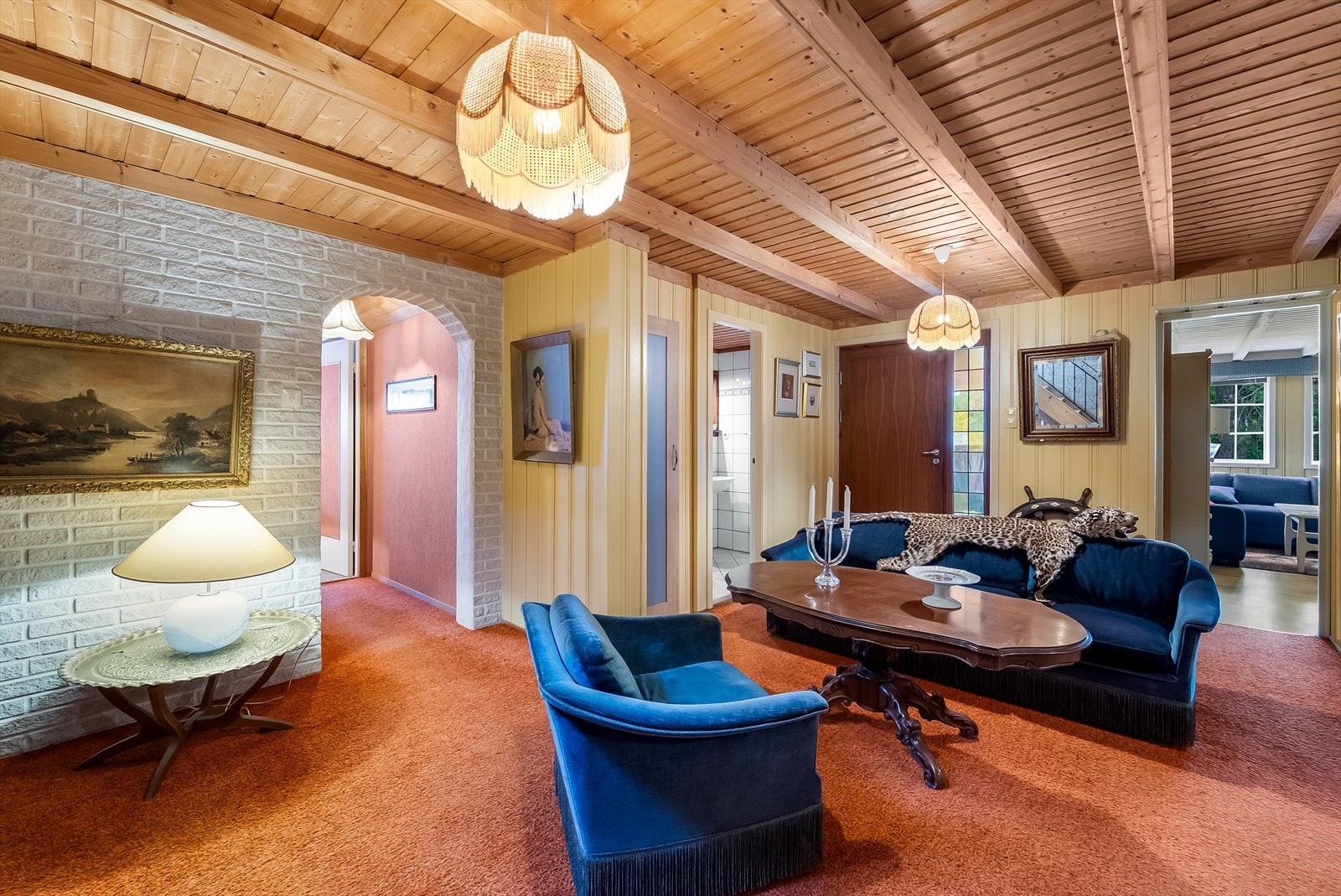 Hall i underetasjen med adkomst til kjellerstue og flere rom i underetasjen. Galleribilde