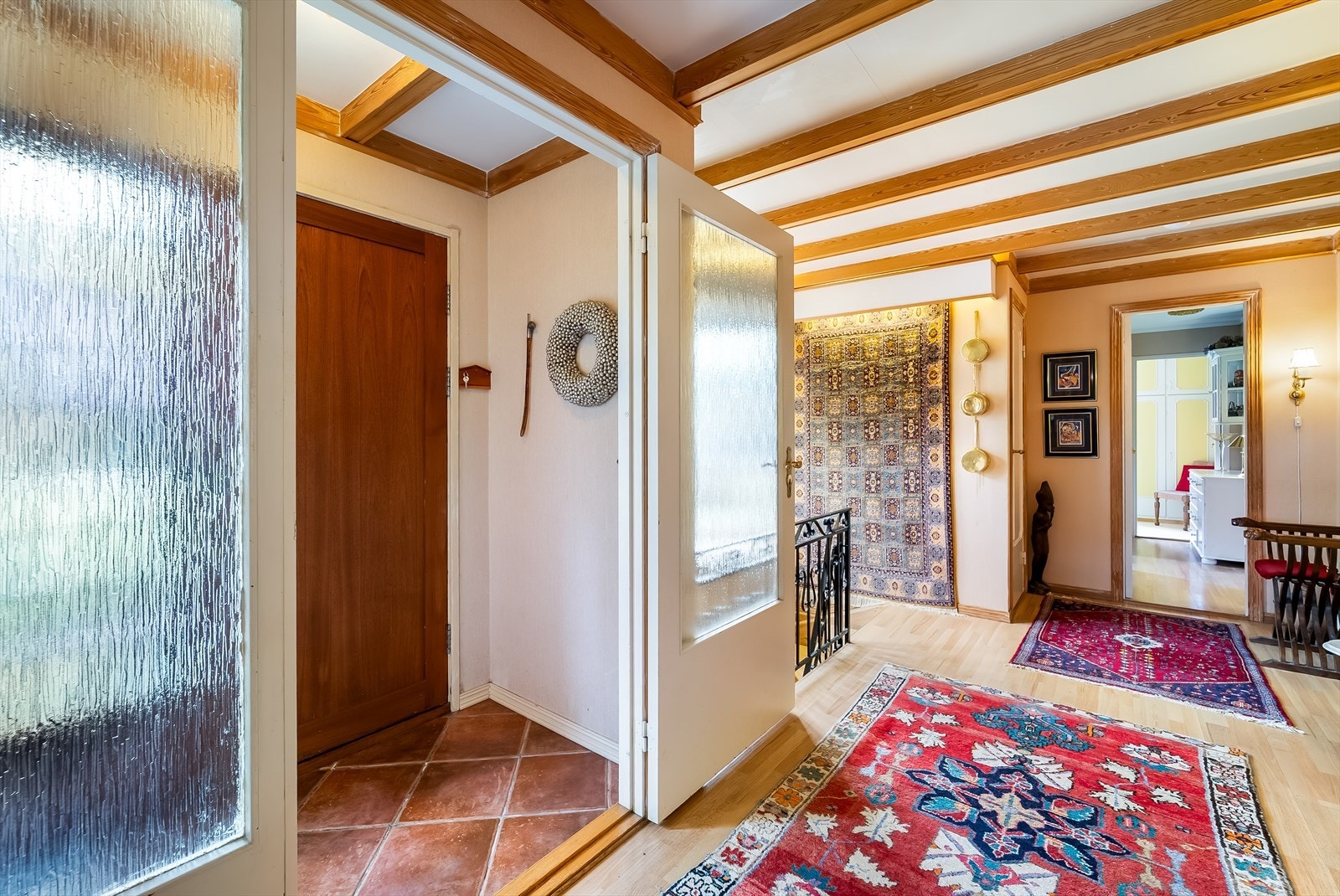 Åpent inngangsparti inn i hovedetasjen. Galleribilde