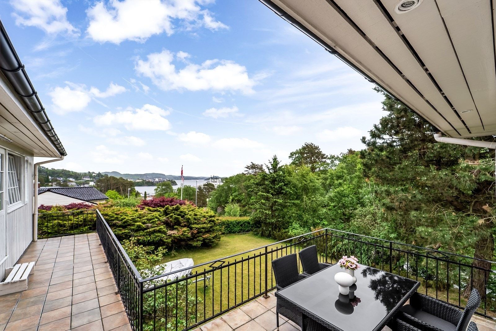Solrik terrasse med flott utsikt utover mot Spindsfjorden. Galleribilde