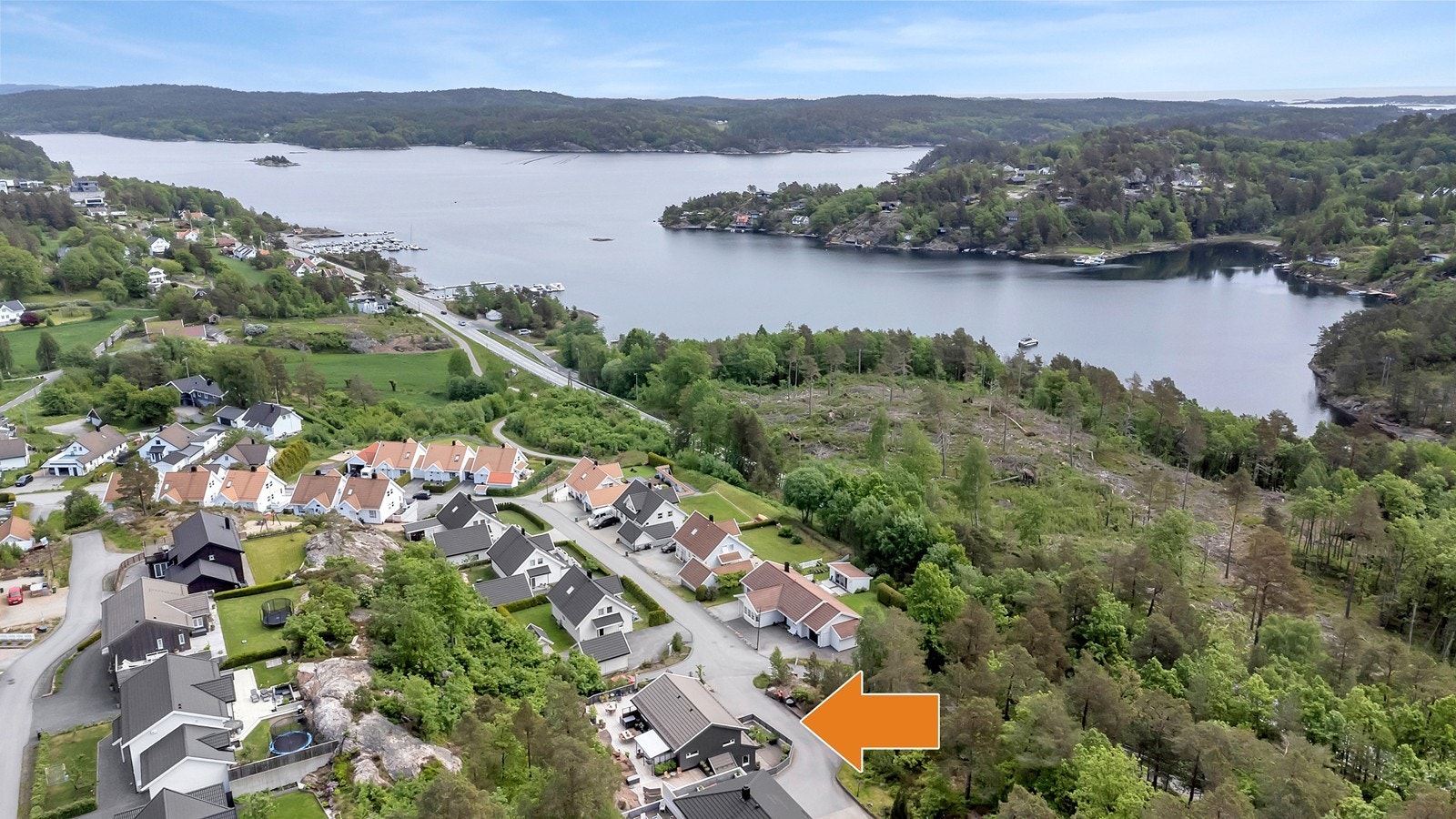 Luftig og naturnær beliggenhet på Heldal, med sjøen like i nærheten og utsikt mot Kaldvellfjorden. Her bor man i et etablert boligområde med kort vei til både turområder, badeplasser og Lillesand sentrum. Galleribilde