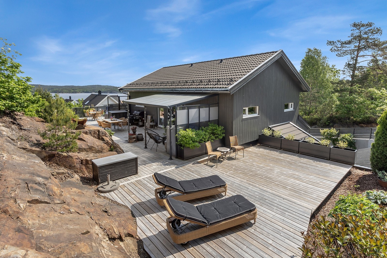 Terrassen ligger fint integrert mot fjell og grøntområder, med god plass til både avslapning og sosiale soner. Galleribilde
