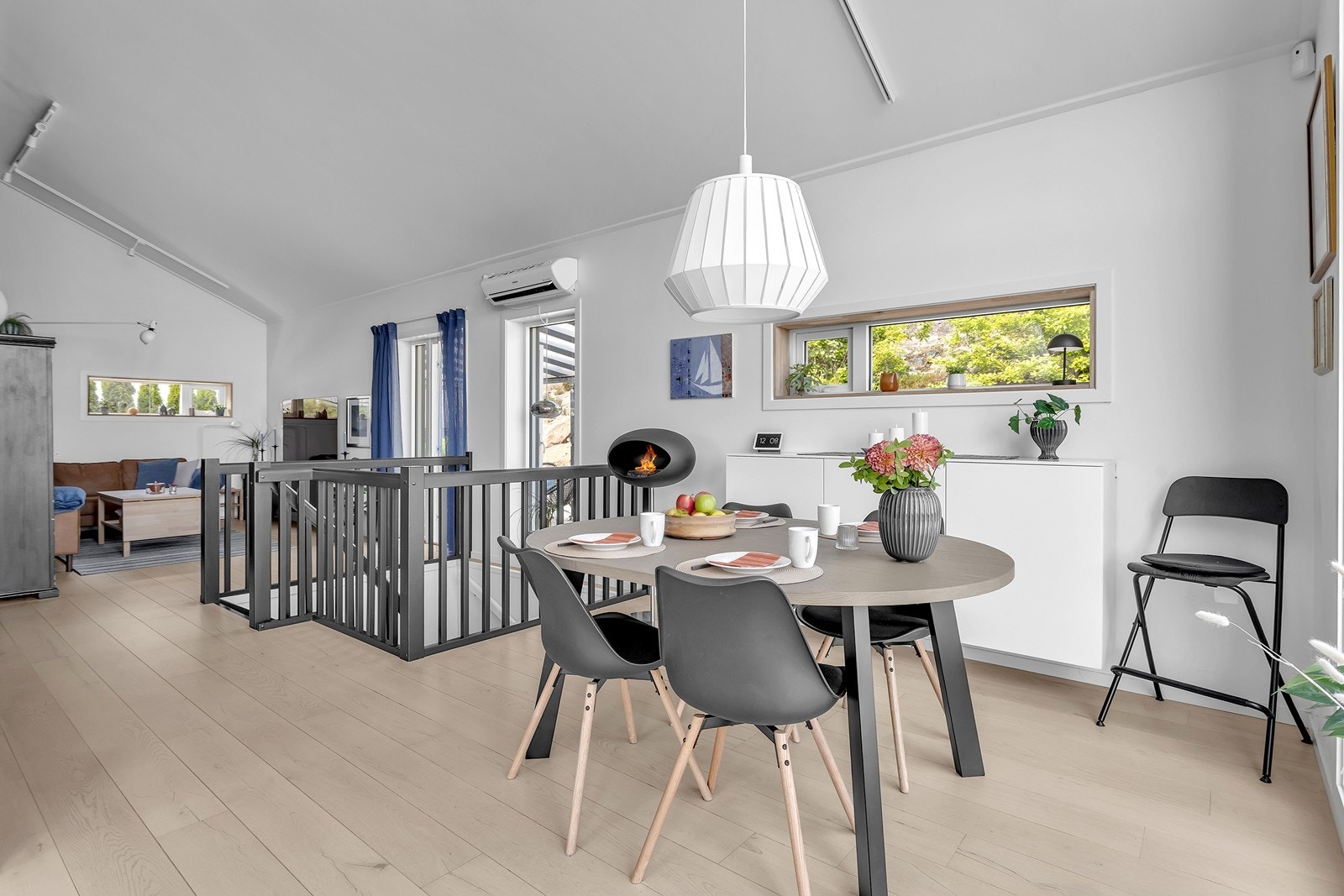 Hovedetasjen byr på en god og sosial planløsning, hvor stue, spisestue og kjøkken ligger i åpen løsning. Galleribilde