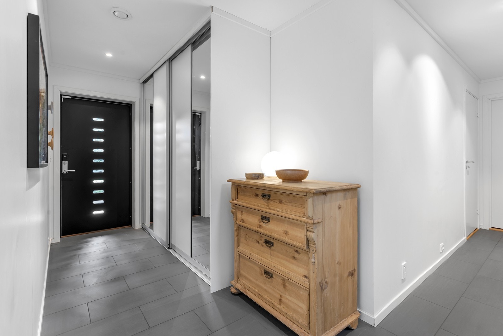 Lys entré med gode muligheter for oppbevaring av yttertøy i skyvedørsgarderobe. Galleribilde