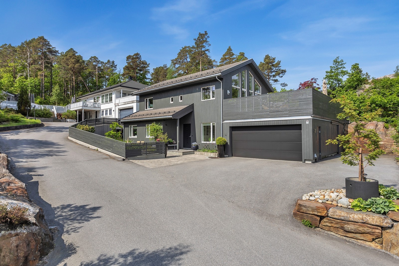 En moderne og romslig enebolig med sjøutsikt, store terrassearealer og pent opparbeidet tomt. Galleribilde