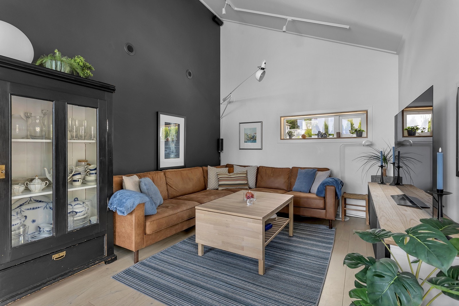 Stuen har god plass til både sofagruppe og TV-møblement. Galleribilde