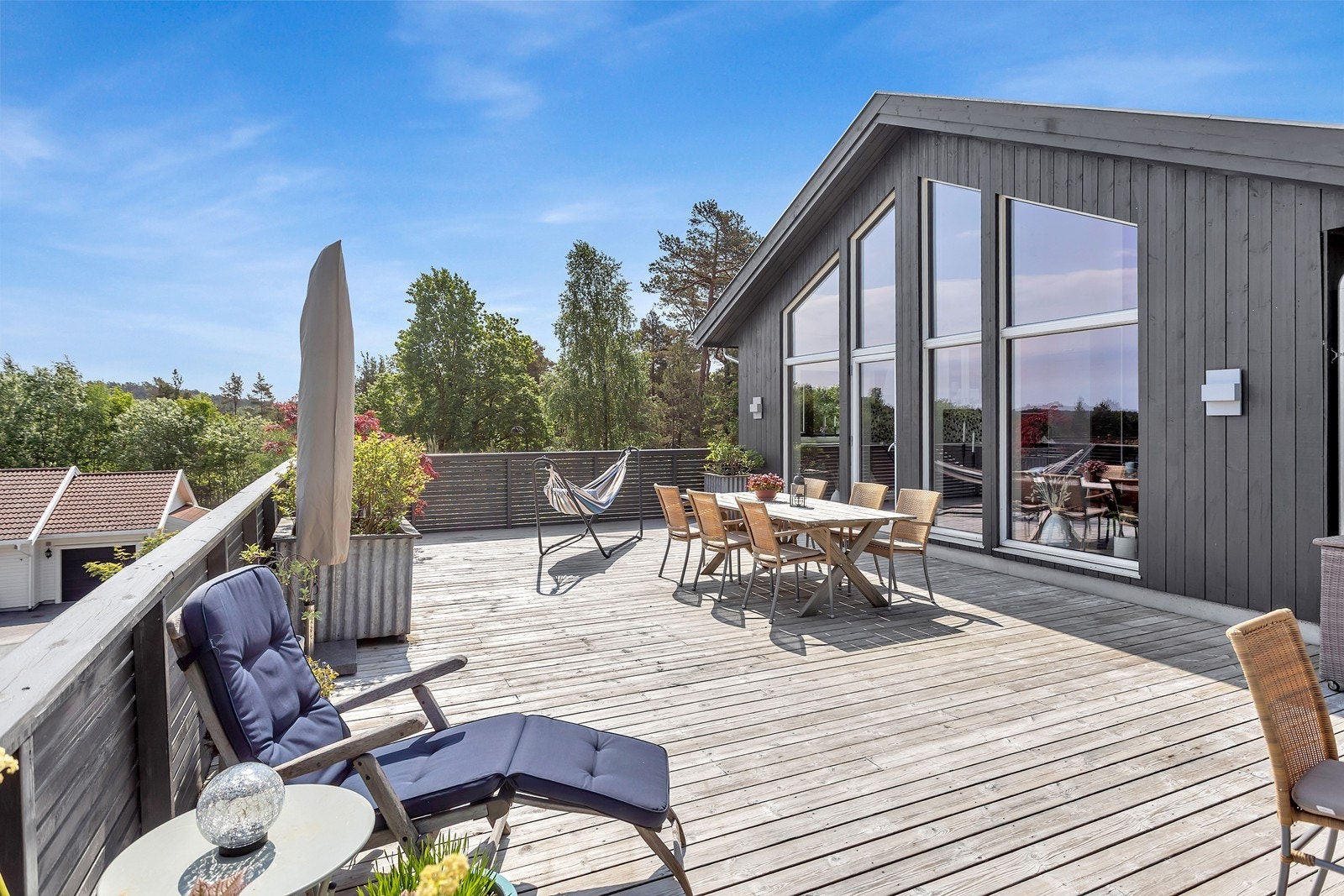Solrik terrasse med god plass til utemøblement og hyggelige sittegrupper. Galleribilde