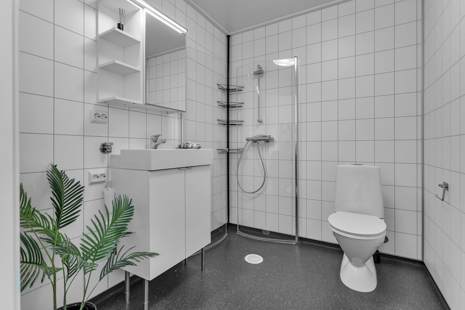 Bad i tilknytning til den fleksible delen av underetasjen, innredet med dusjhjørne, toalett, baderomsinnredning og opplegg for vaskemaskin. Galleribilde