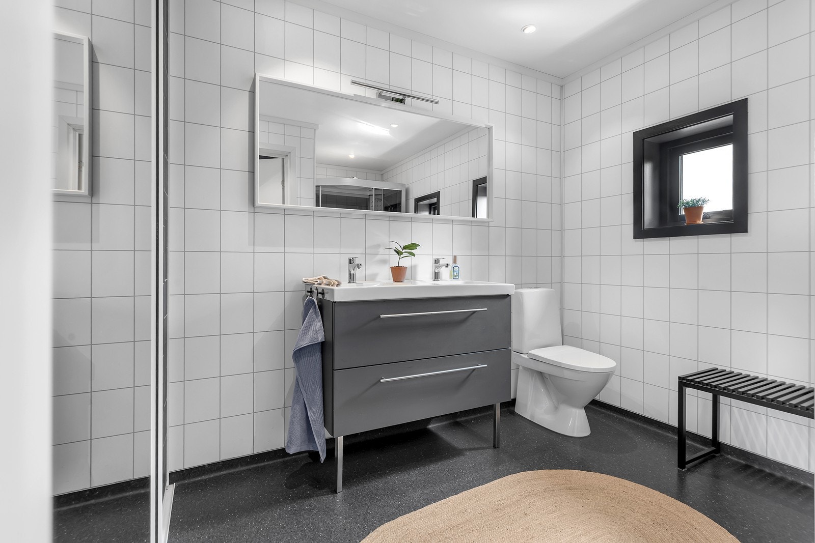 Pent bad i hovedetasjen med baderomsinnredning, toalett og dusjkabinett. I tilknytning til rommet er det også skyvedørsgarderobe. Galleribilde