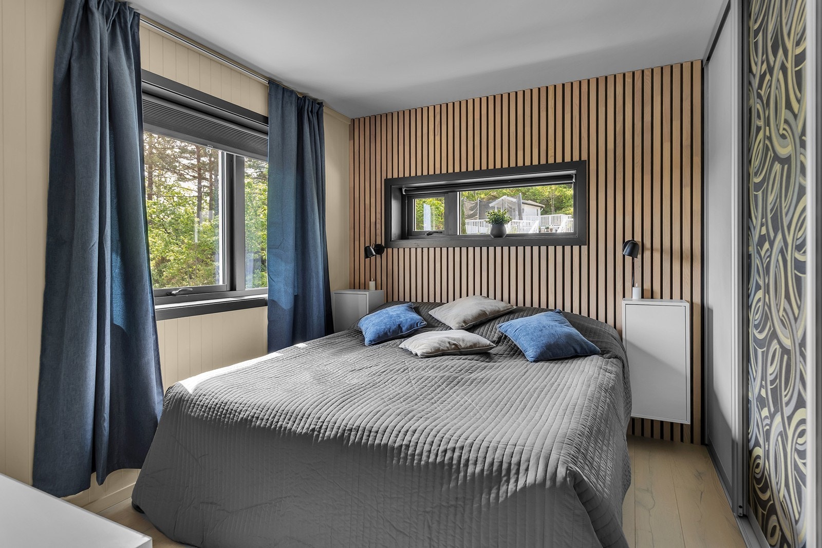 Soverom i hovedetasjen med plass til dobbeltseng og garderobeløsning. Spileveggen gir rommet et lunt og moderne uttrykk. Galleribilde