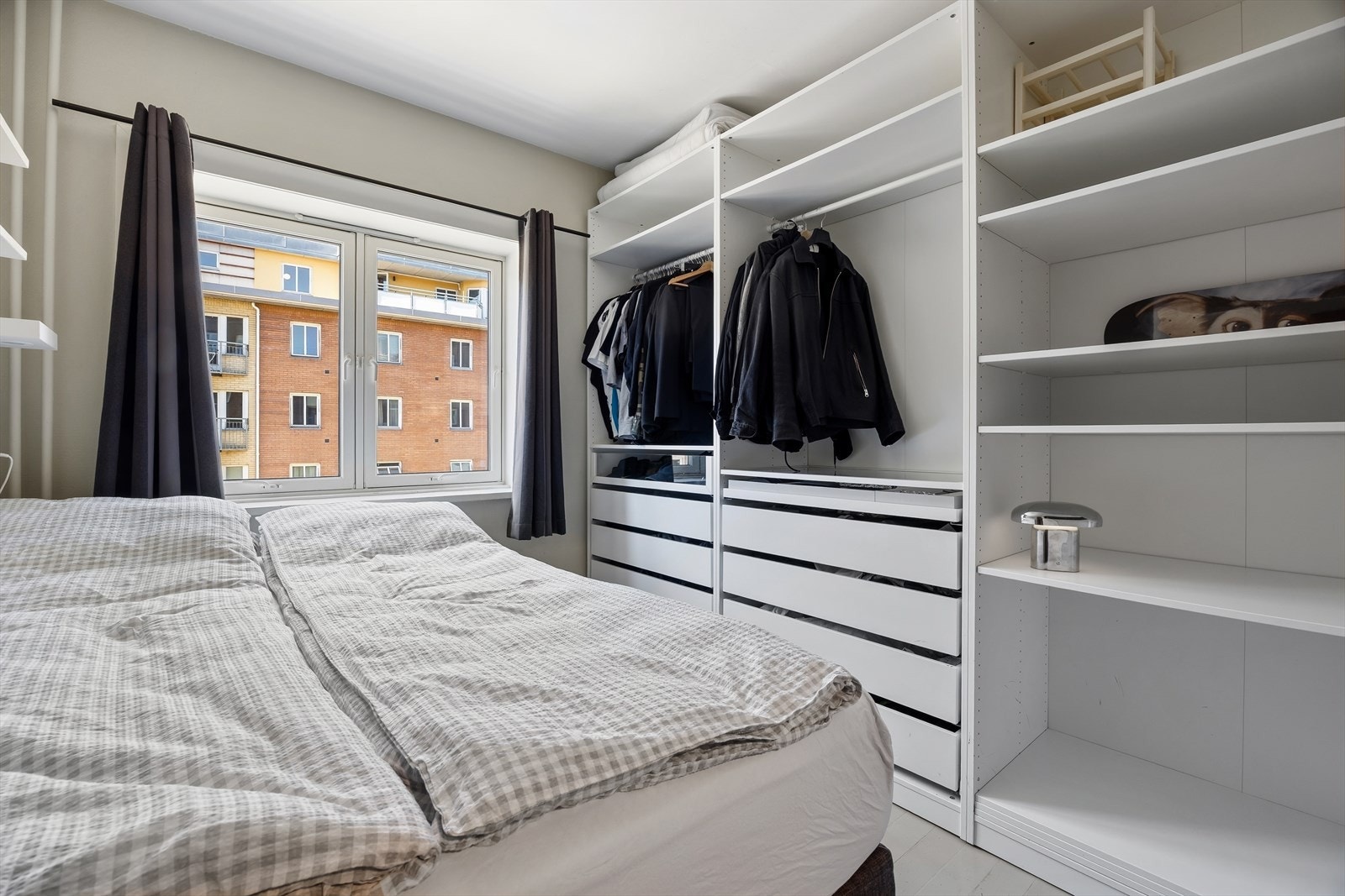 Rommet har en arealeffektiv løsning, hvor du har god plass til dobbeltseng samt en stor garderobe med rikelig av oppbevaringsplass. Galleribilde