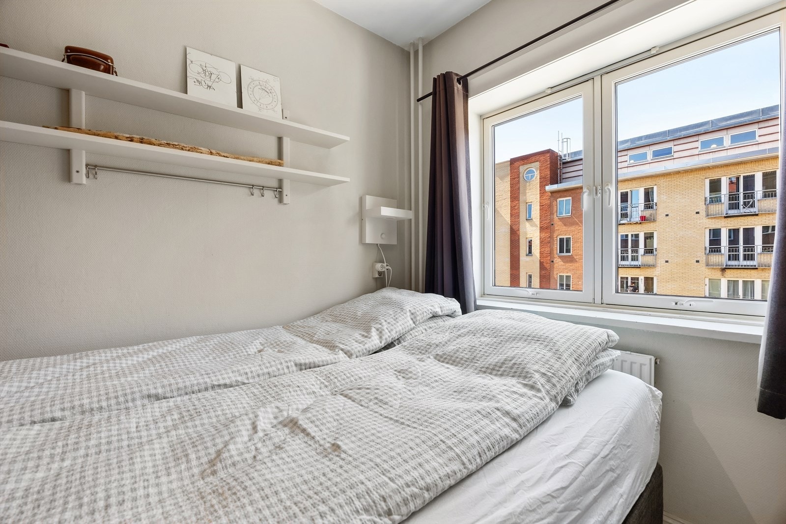 De store vinduene slipper inn rikelig med naturlig lys og bidrar til en god romfølelse. Galleribilde