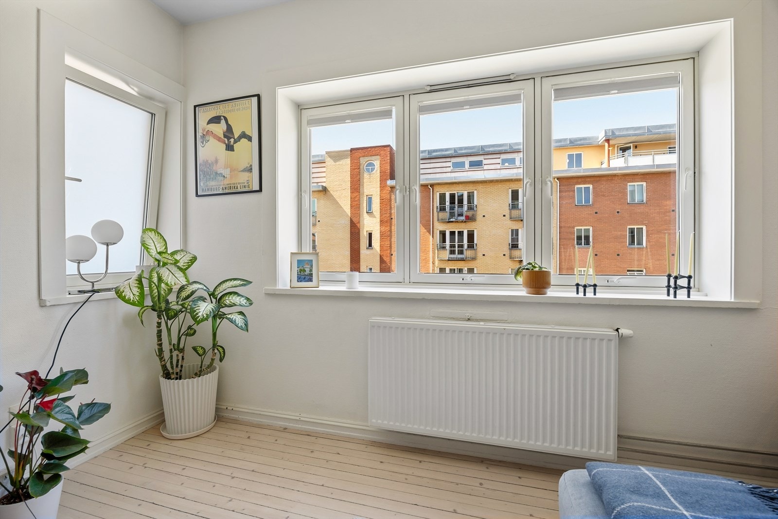 Store vindusflater slipper inn rikelig med dagslys og gir rommet en åpen og innbydende atmosfære. Leiligheten har nyere vinduer fra 2018. Galleribilde