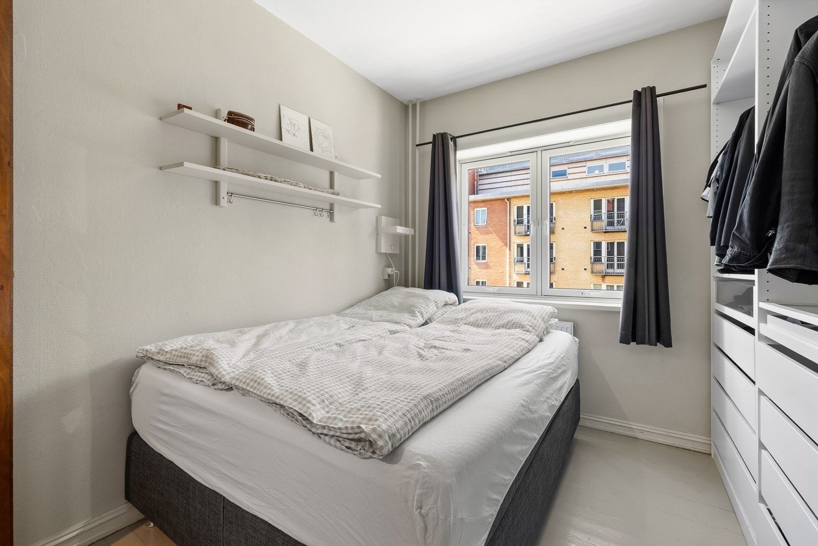 Soverommet er av god størrelse og er malt i en dus, nøytral farge som gjør rommet lunt. Galleribilde