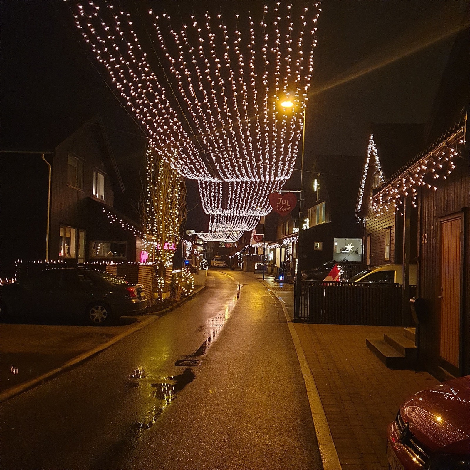 Trivelig nabolag som pynter til Jul i Svingen. Galleribilde