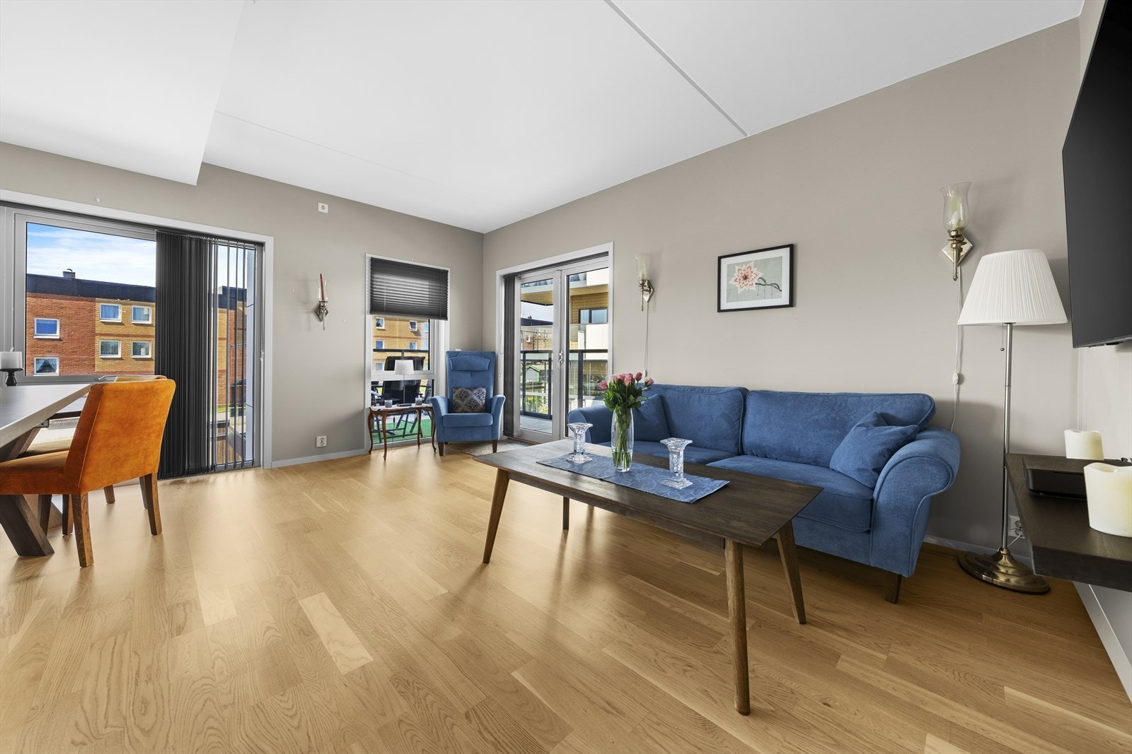 Det er montert lameller på stuevinduer/terrassedør Galleribilde