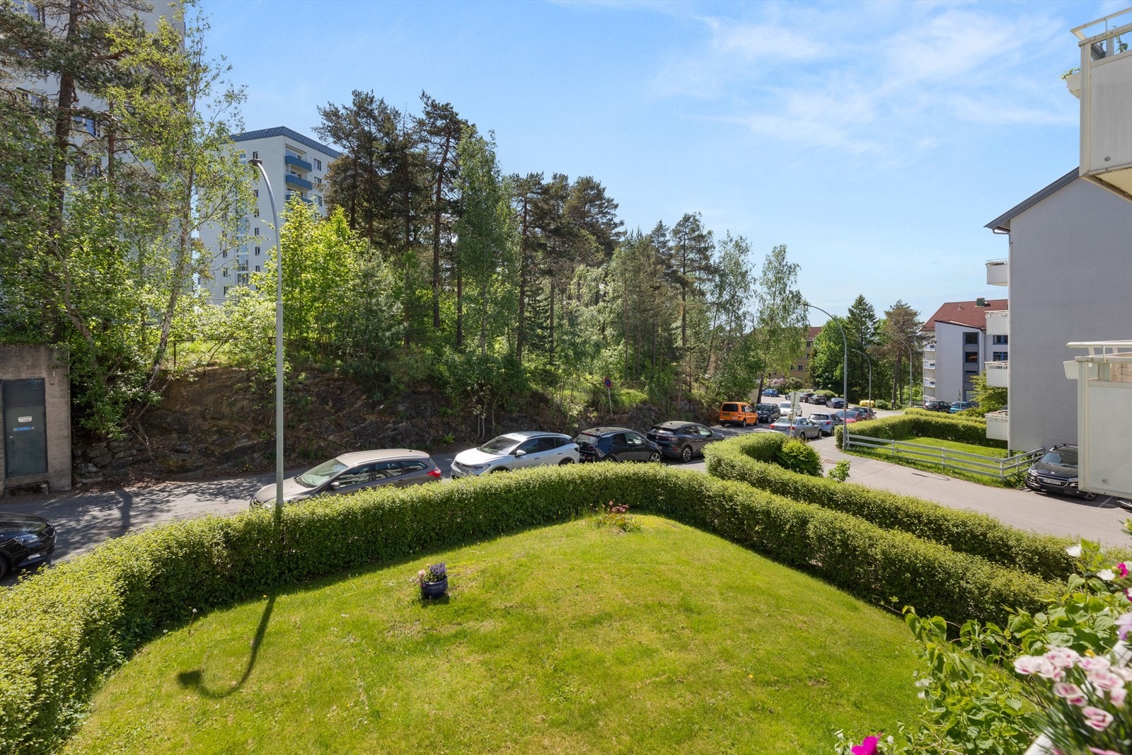 Fra balkongen er det utsyn over et rolig og etablert boligområde. Dette utsynet blir du ikke lei! Galleribilde
