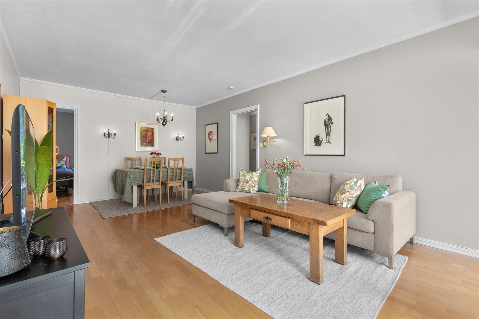 Stuen er lys og romslig, med god plass til både en større sofagruppe og spisebord. Galleribilde