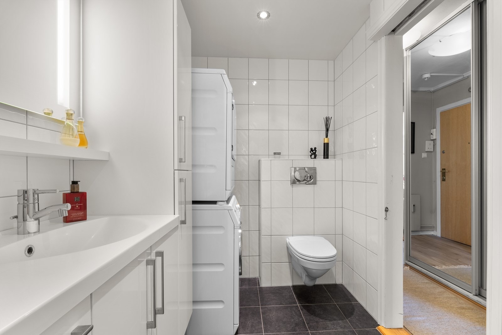 Rommet er utstyrt med vegghengt toalett og downlights i himlingen. Galleribilde