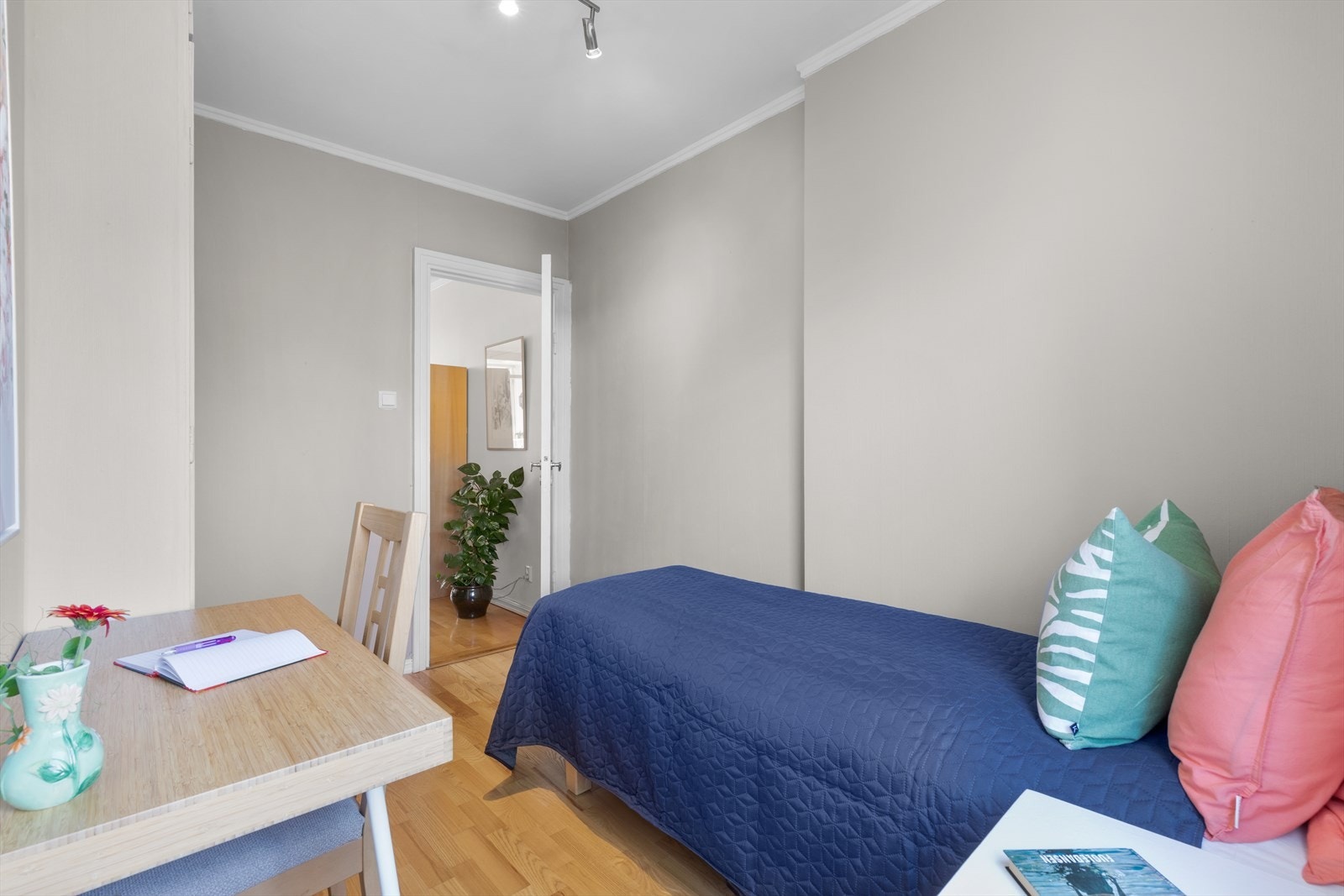 Rommet har plass til seng, skrivepult og oppbevaringsmøbler. Medfølgende garderobeskap. Galleribilde