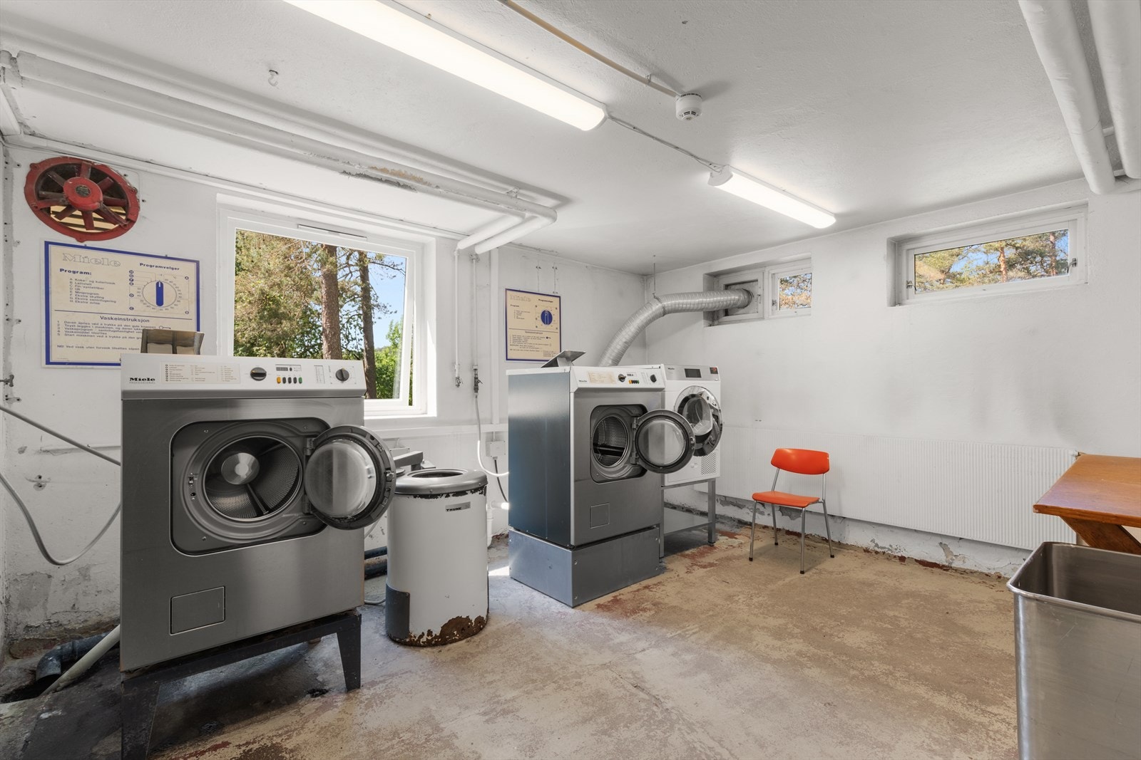 I tillegg til opplegg for vaskemaskin på badet, disponerer sameiet et fellesvaskeri. Galleribilde
