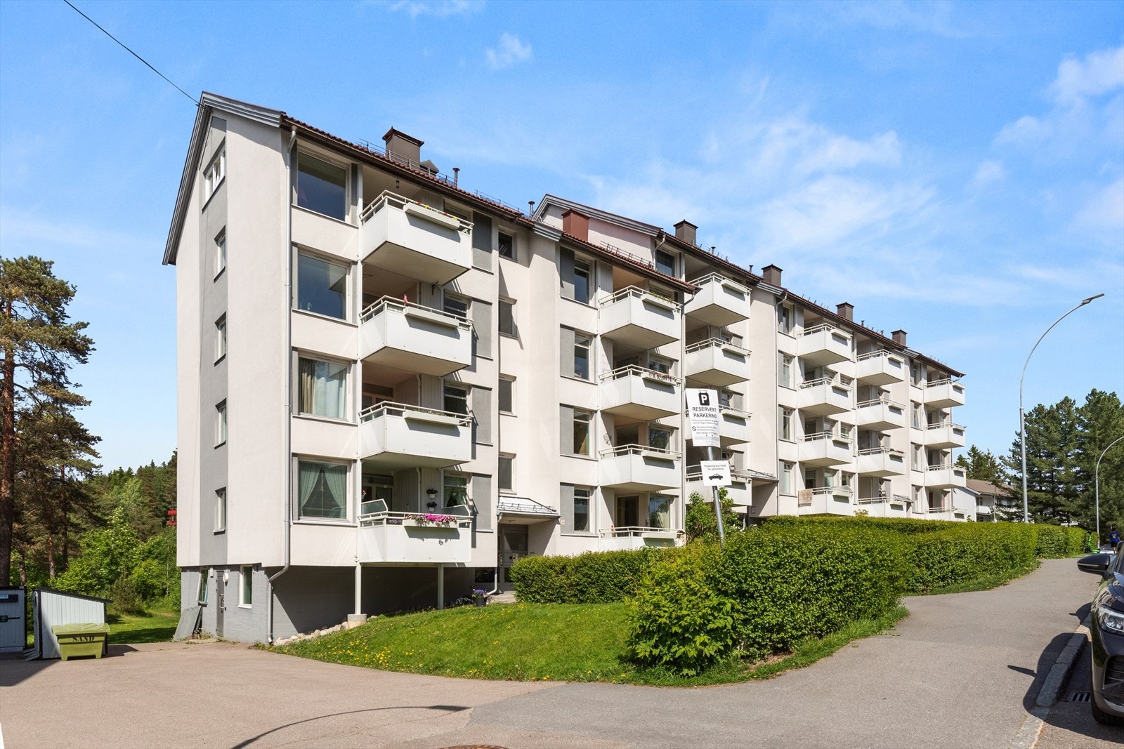 Eiendommen er omgitt av velholdte fellesarealer. Det er gangavstand til butikk, skoler, barnehager og andre servicetilbud. Galleribilde