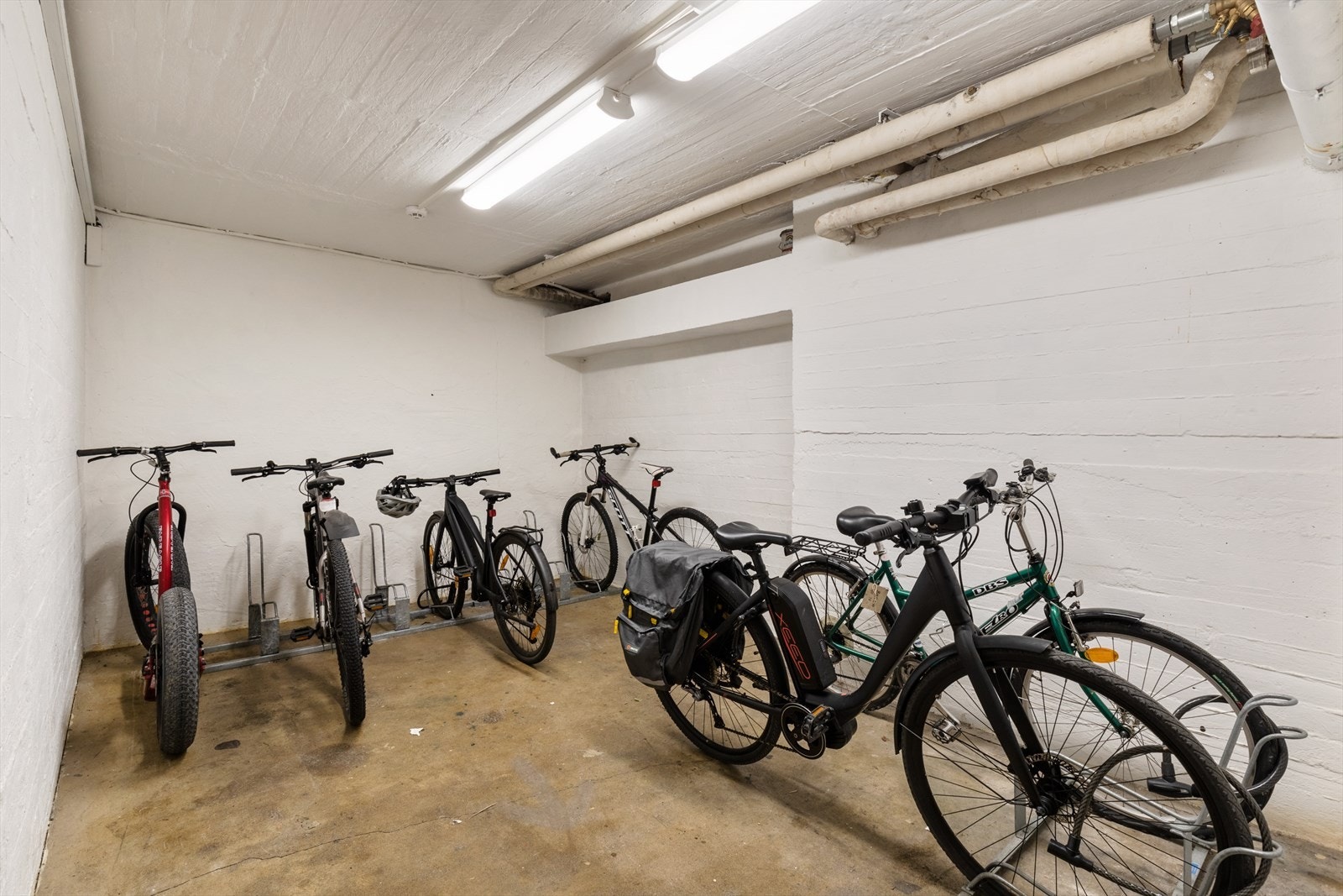 Sameiet har felles sykkelparkering i kjelleren. Galleribilde