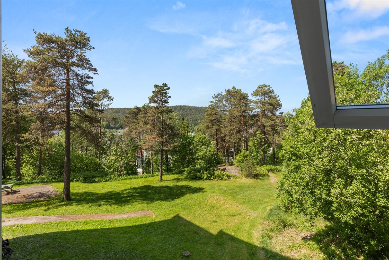 Med umiddelbar nærhet til Lillomarka ligger alt til rette for et aktivt friluftsliv. Bildet er tatt fra et av boligens tre soverom. Galleribilde