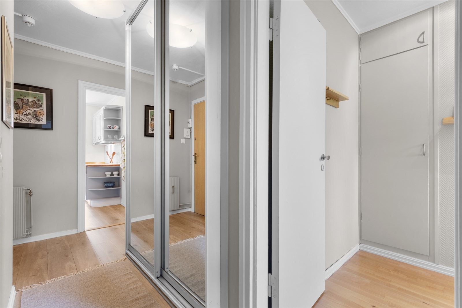 Entréen har en romslig skyvedørsgarderobe med speilfronter for praktisk oppbevaring av yttertøy. Galleribilde
