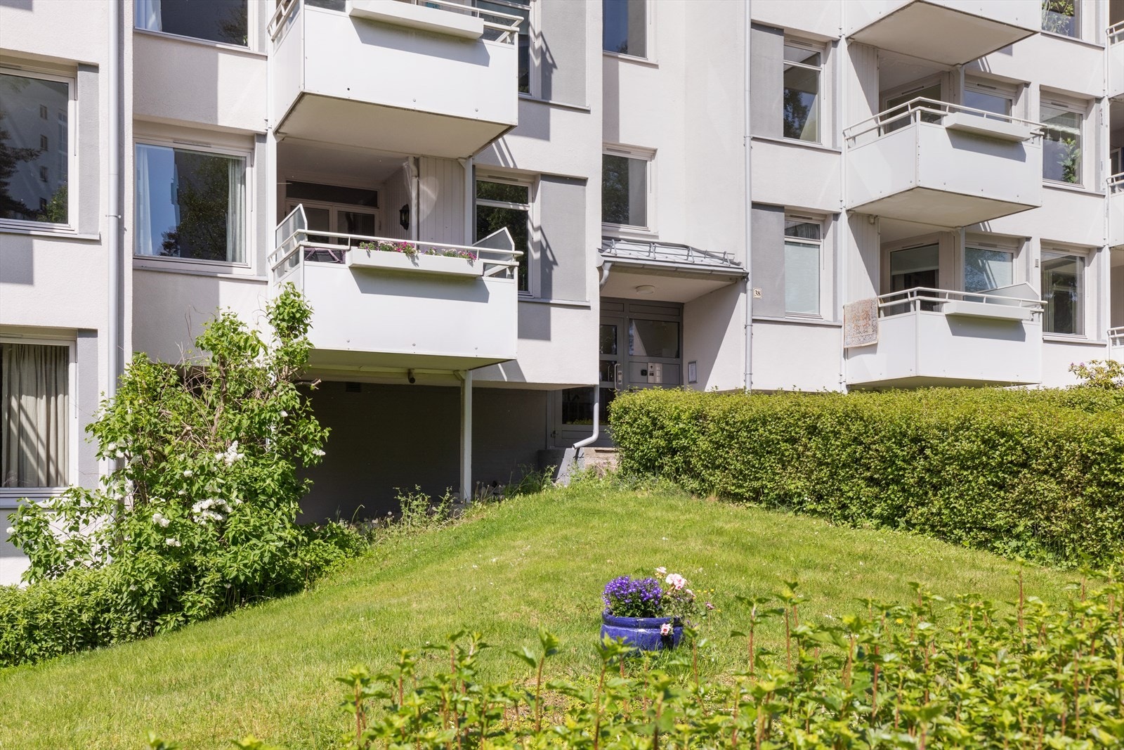 Leiligheten ligger i et veletablert boligsameie på Tonsenhagen, bestående av 49 seksjoner. Galleribilde