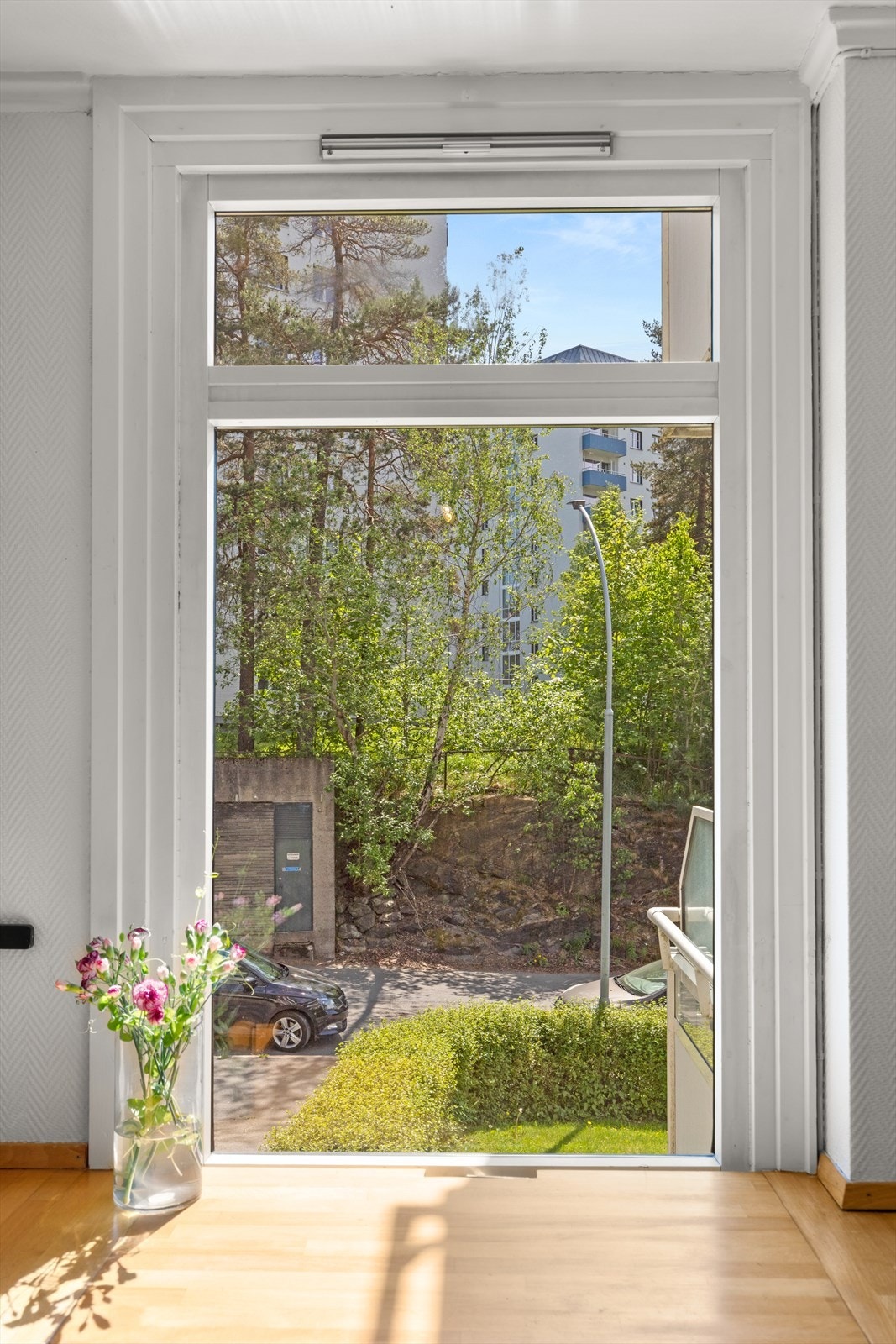 Vinduene rammer inn en grønn og fredelig utsikt. Galleribilde