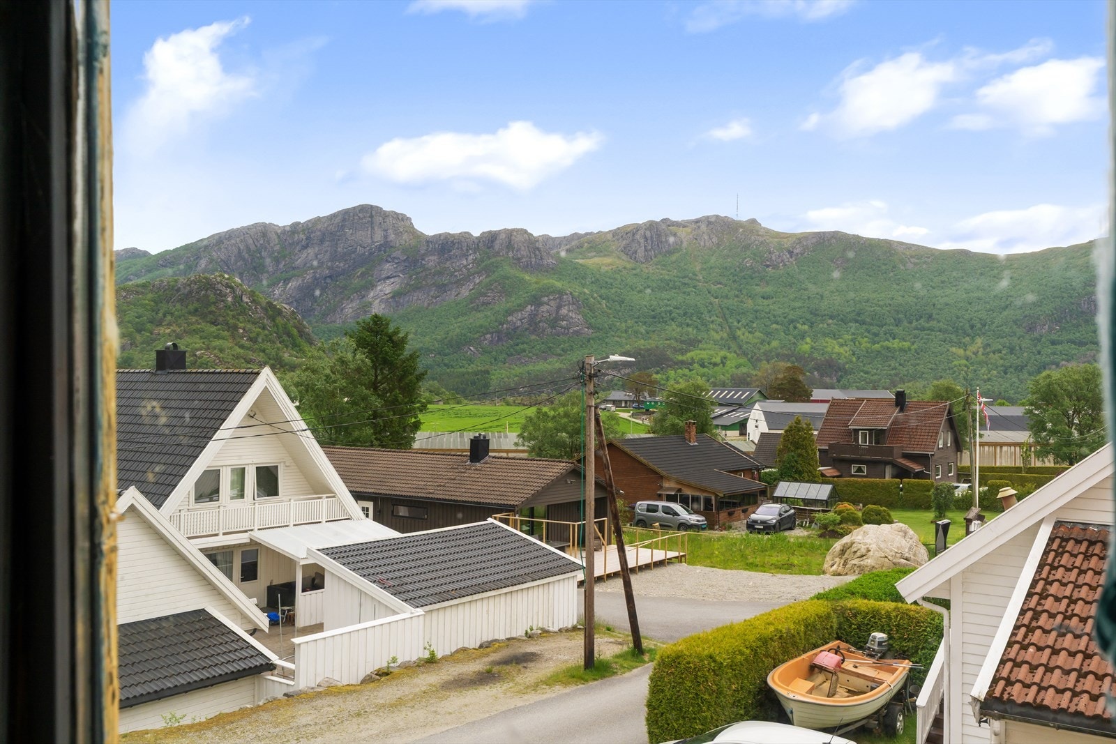 Beliggenheten på toppen av Oltedal gir gode solforhold og utsikt mot naturen. Galleribilde