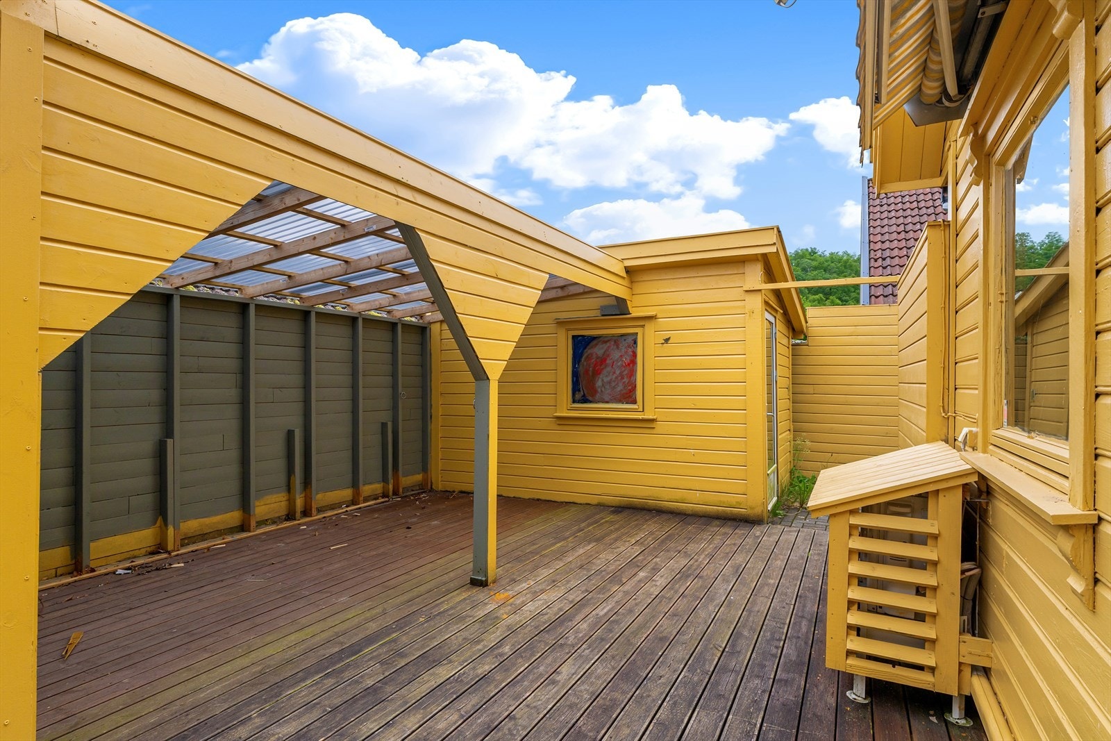 Stor terrasse med rikelig med uteplass for møblering. Galleribilde