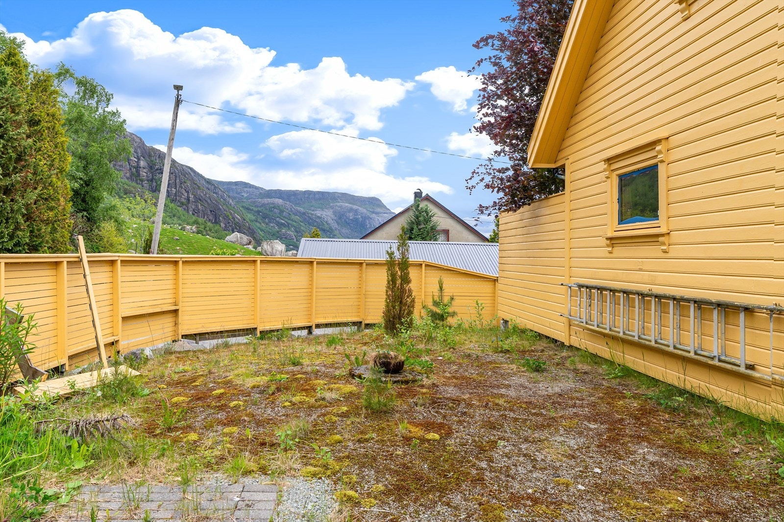 Hageareal med potensial for beplantning og opparbeidelse. Galleribilde