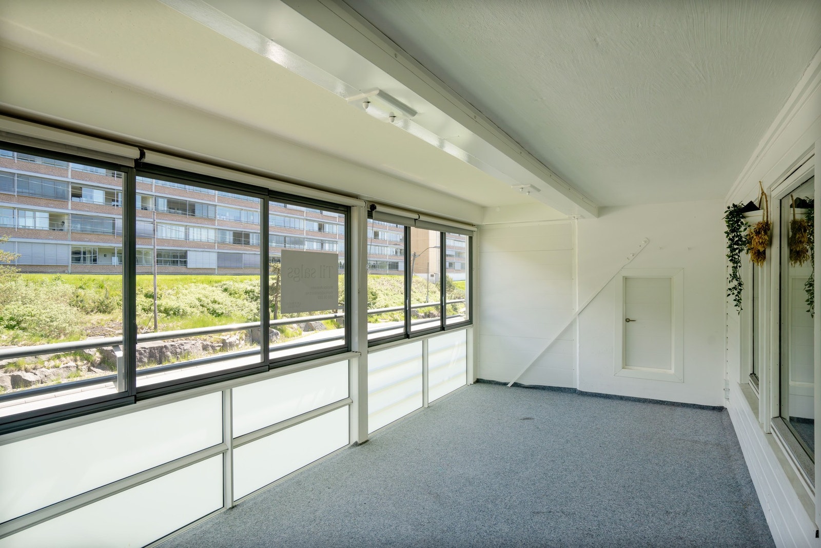 Innglasset balkong på 21 kvm gir god plass for utehygge. Her er det svalt på kveldstid. Galleribilde