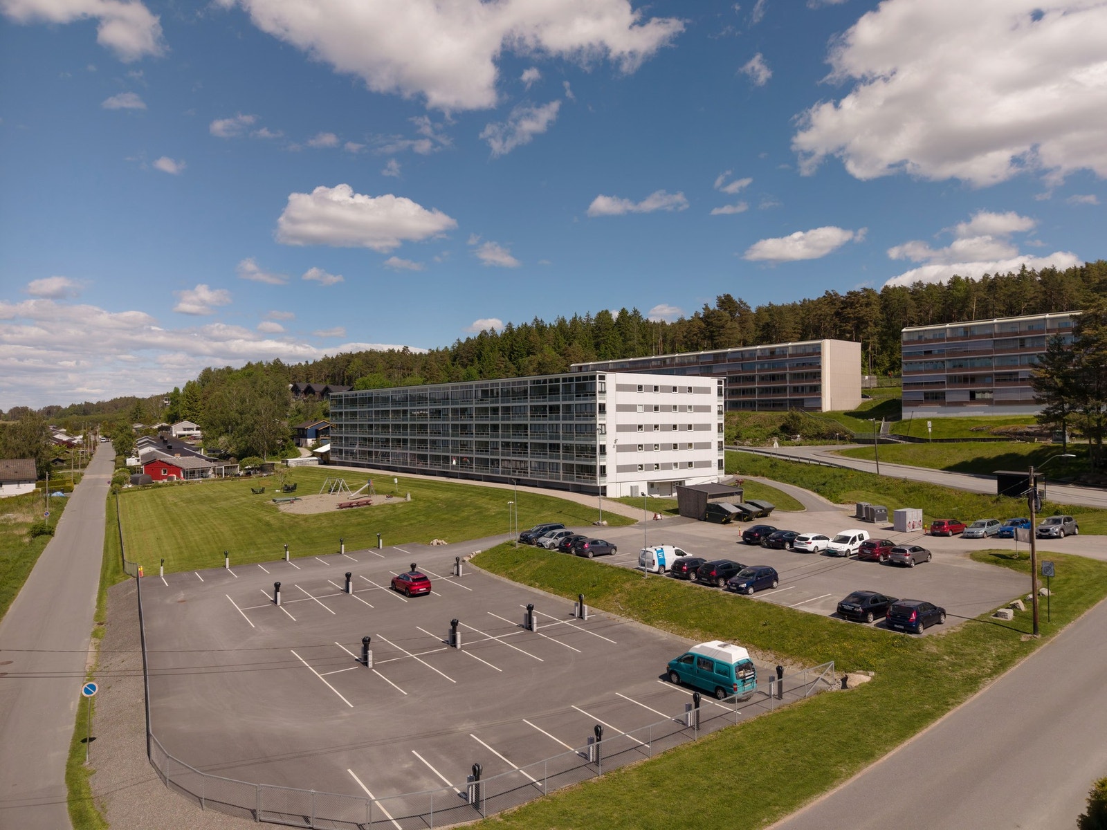 Stor parkeringsplass på felles tomt. Galleribilde