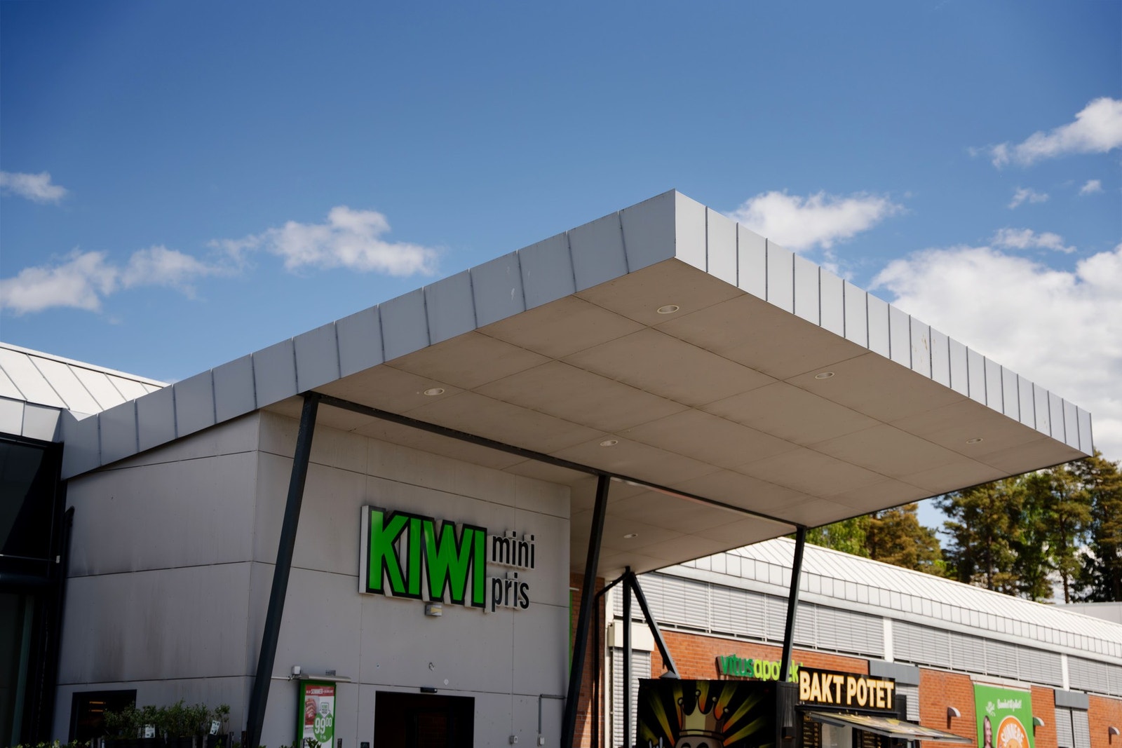 Kiwi er en av nærbutikkene - denne er på Grålum hvor du også finner blomsterbutikk, apotek, klesbutikk med mer Galleribilde