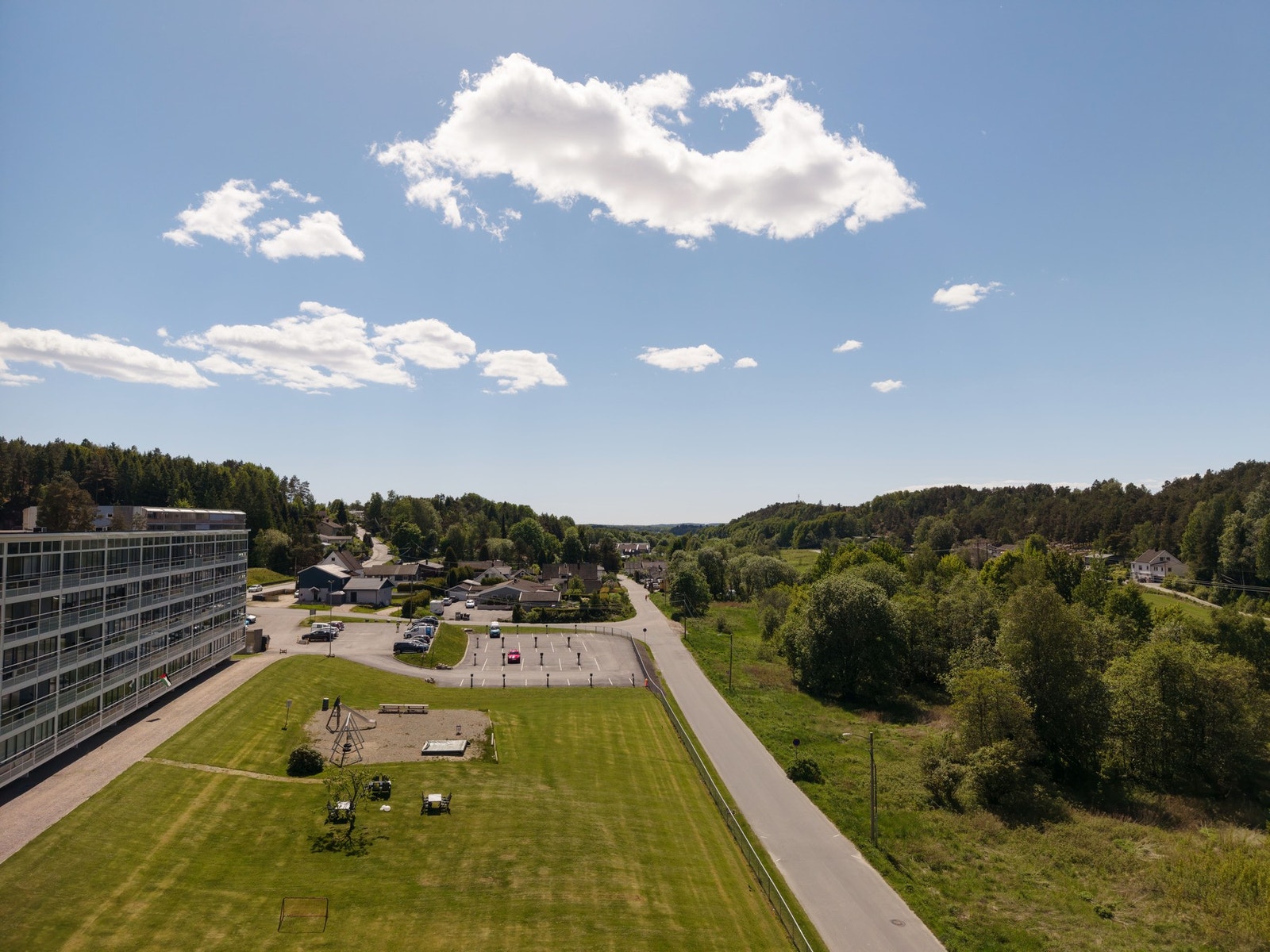 Flotte uteområder med lekeplass og sittegrupper Galleribilde