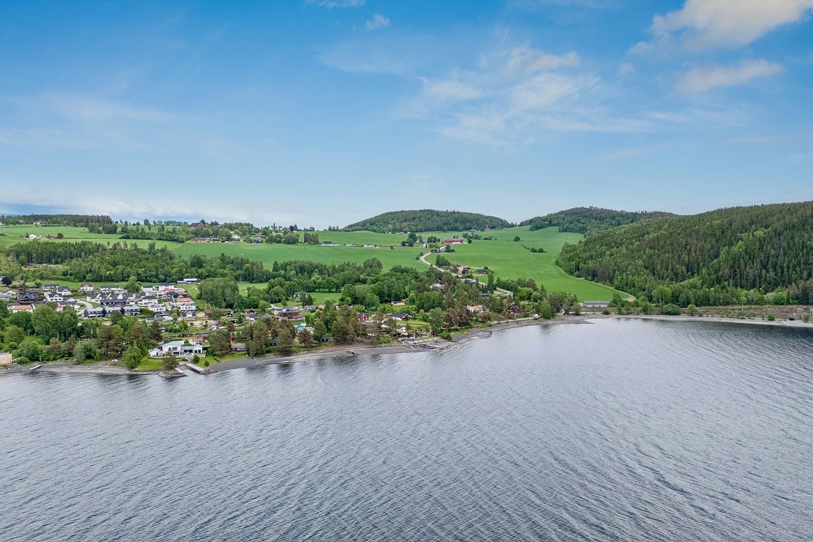 Området har mye å by på, med flotte tur og rekreasjonsmuligheter, og kort vei til Furuberget og Frøbergsberget. Gangavstand ned til Jessnesstranda. Galleribilde