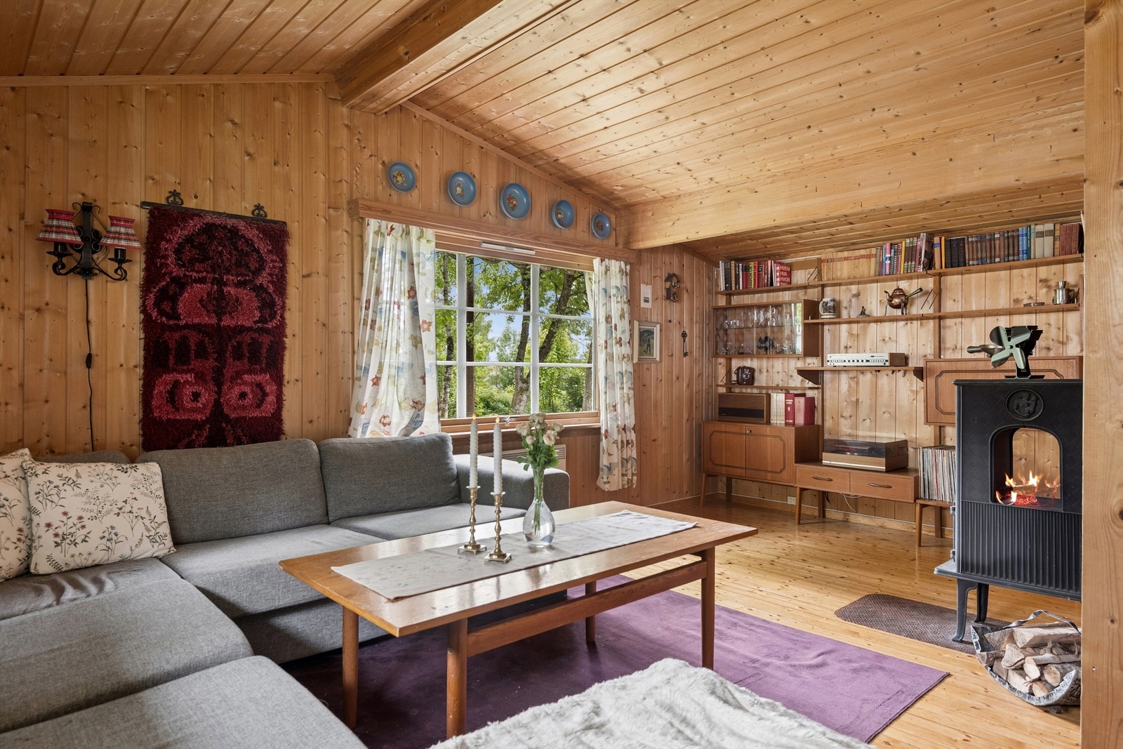 Fritidsbolig med mye potensiale for de som ønsker å modernisere rommene, eller deg som ønsker et enkle hyttelivet. Galleribilde