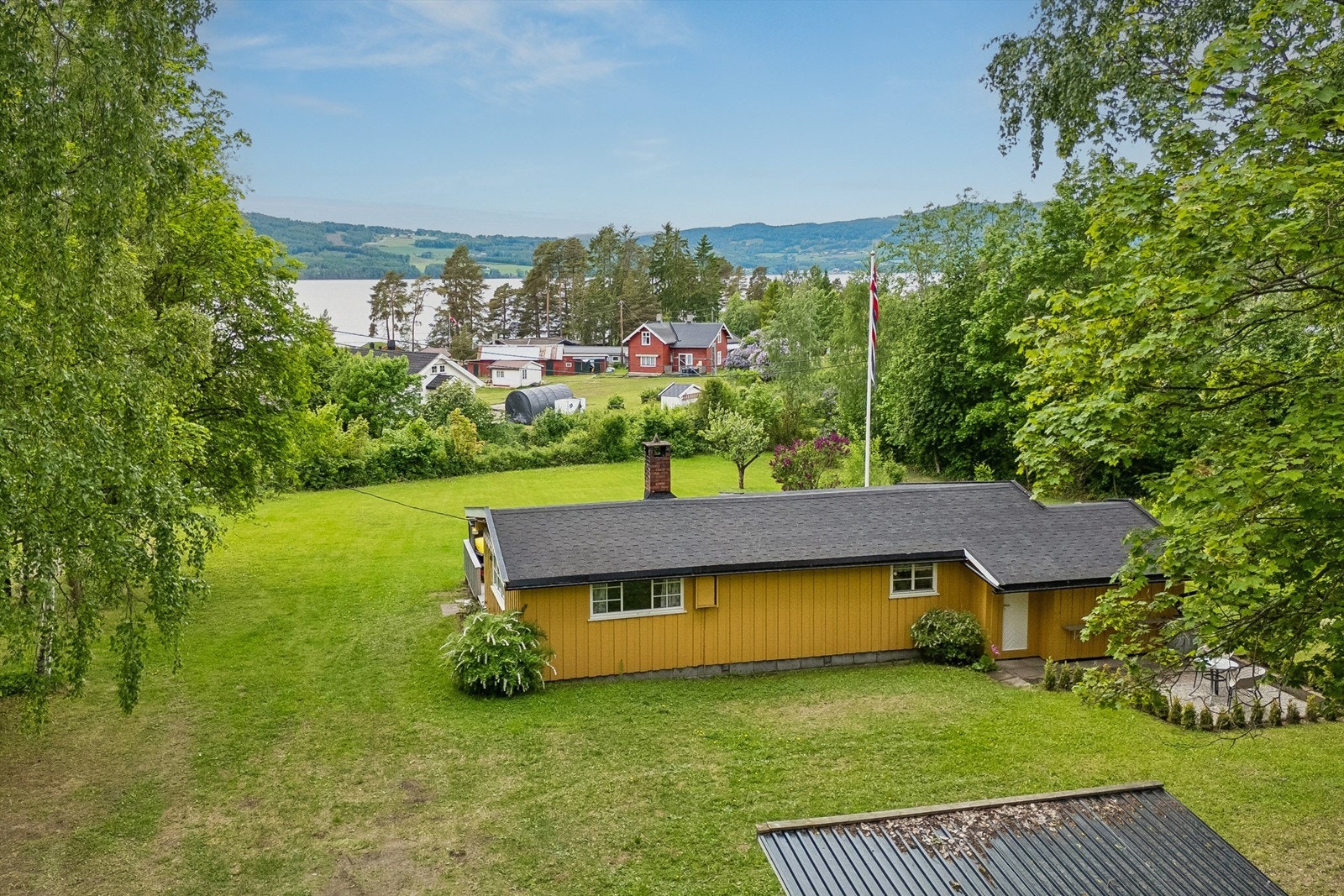 Hytta er sør-vestvendt og har gode sol- og utsiktsforhold. Galleribilde