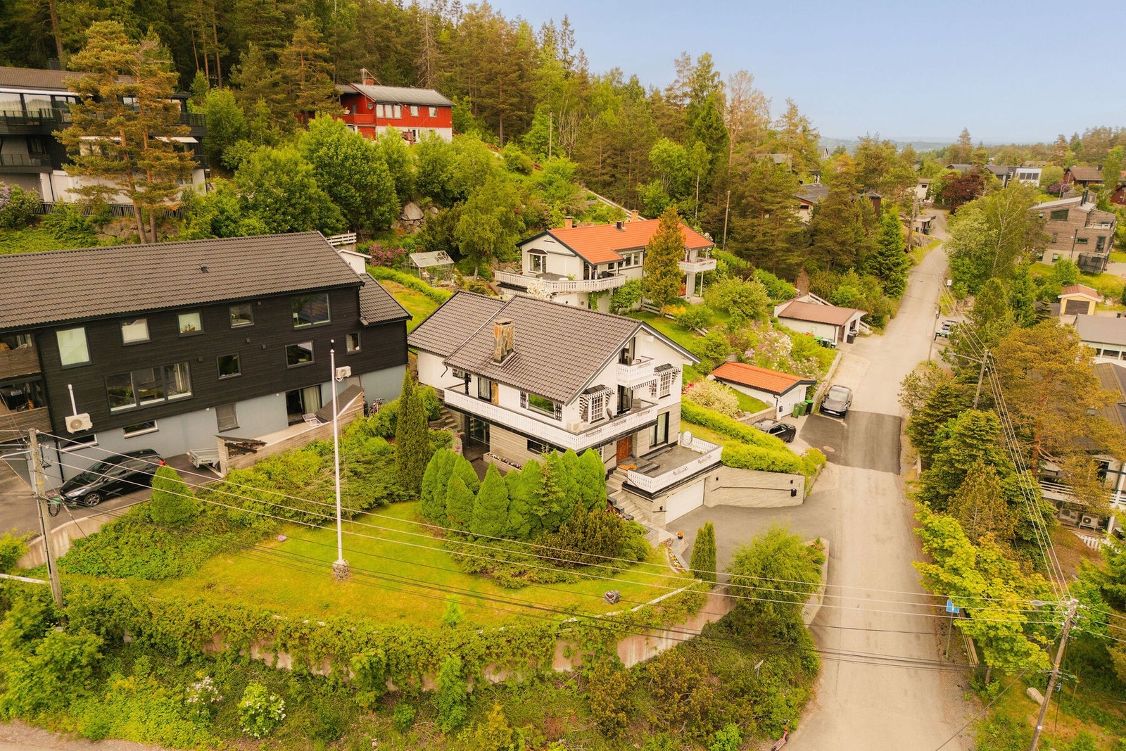 Balders vei 2 ligger i et etablert og familievennlig boligområde på Fjellhamar i Lørenskog kommune. Galleribilde