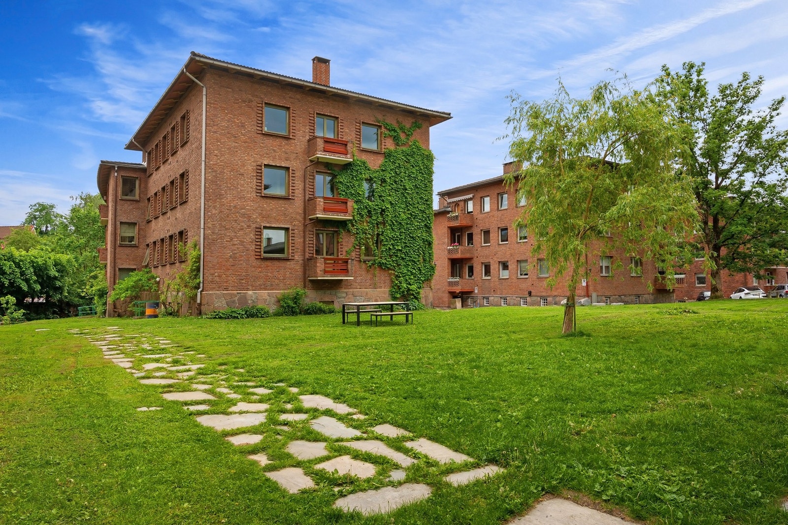 Meget attraktiv og sentral beliggenhet på Madserud/Frogner, i et veletablert og ettertraktet boligområde med nærhet til både grønne rekreasjonsområder, servicetilbud og offentlig kommunikasjon Galleribilde