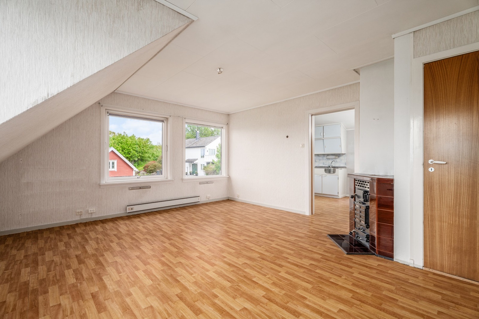Stuen har delvis åpen løsning mot kjøkkenet, med skyvedør som kan lukkes. Galleribilde