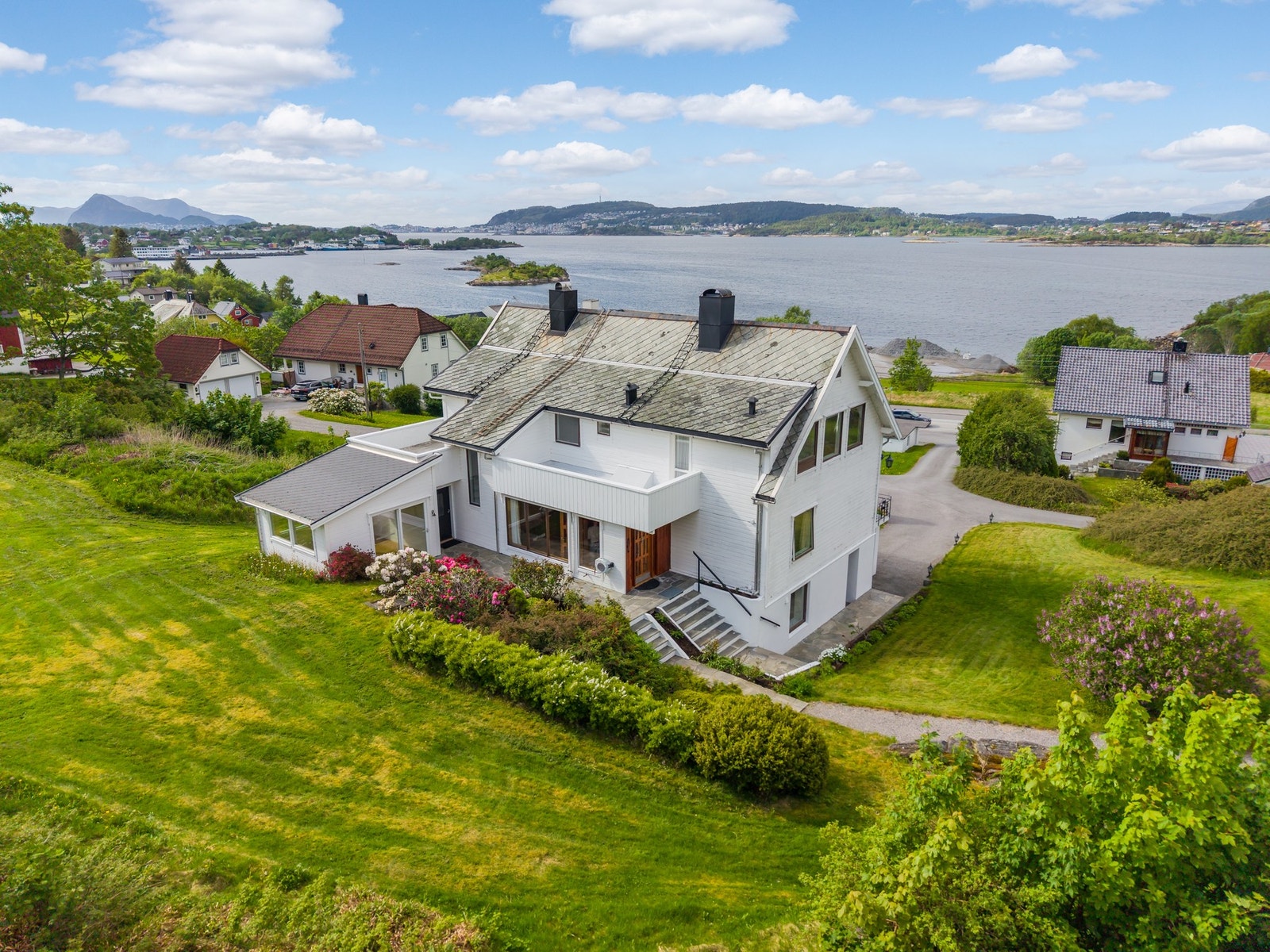 Boligen ligger flott til på Fiskarstranda med utsikt over fjorden og mot byen. Galleribilde